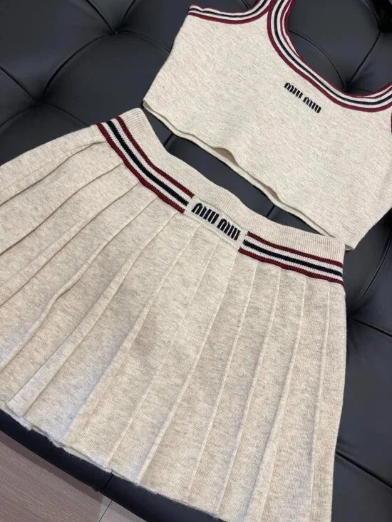 Miu Miu mini skirt set, vest knit set, women's size M - Picture 9 of 9